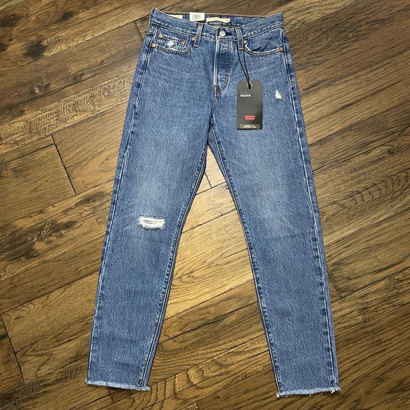 Levi’s Premium Wedgie ICON x Aritzia - Picture 2 of 16